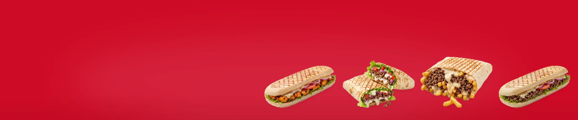 Un libanais toasté, coupé en deux : viande, crudités et sauce blanche